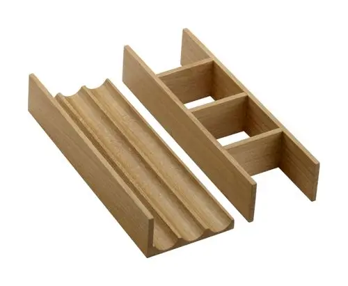 Zwei Schubkasteninneneinteilungen aus Holz, eine mit drei Fächern, die andere mit rillenförmigen Ablagen. Produkte von Hansgrohe für Waschtischunterschränke.